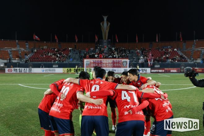3월 17일 광주전 홈경기에서 김천상무 선수들이 경기 전 이야기를 하고 있다.