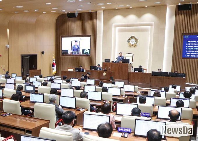 수원특례시의회가 8일 본회의장에서 제400회 임시회 제2차 본회의를 열고 조례안 등 안건을 심의·의결하고 있다