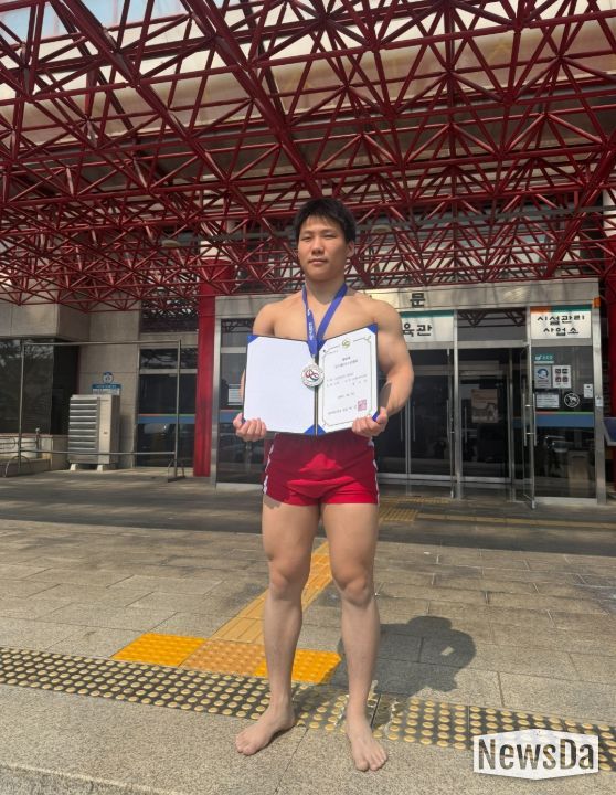 철성고 3학년 강기민, 전국씨름선수권대회 은메달 획득