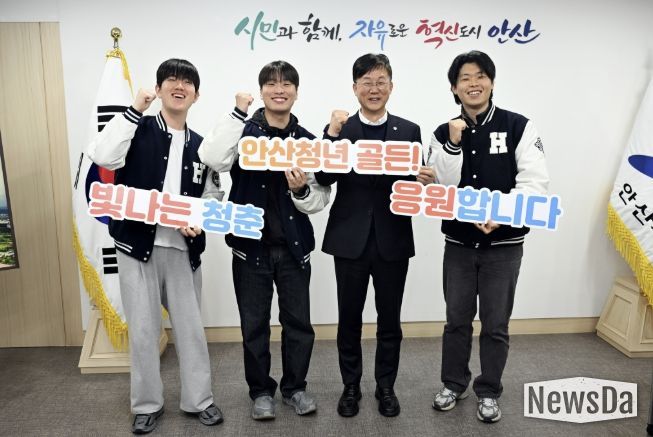 이민근 안산시장(사진 오른쪽 두번째)이 9일 안산시청에서 한양대학교 ERICA 학생들과 청년 유출 문제를 주제로 간담회를 진행하고 기념촬영을 하고 있다.