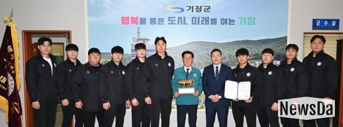 정종복 기장군수(오른쪽 여섯번째)가 기장갈매기 씨름단과 제 80회 전국씨름선수권대회 단체전 우승 기념촬영을 하고 있다.