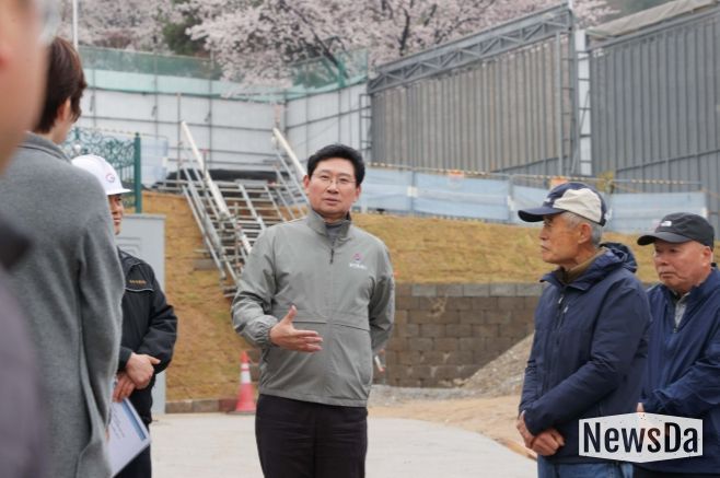 이상일 용인특례시장이 10일 처인구 양지읍 아파트 신축공사장을 찾아 현장을 점검하고 있다.
