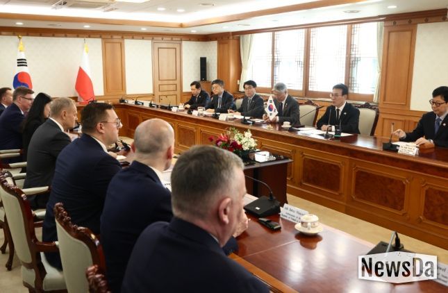 김민석 국무총리가 13일 세종대로 정부서울청사에서 도날드투스크 폴란드 총리를 접견, 인사 및 회담을 하고 있다.(국무조정실)