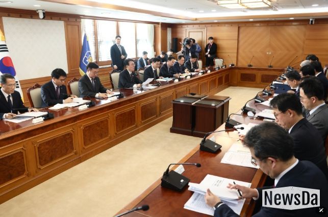 김민석 국무총리가 14일 세종대로 정부서울청사에서 열린 공명선거 관계장관회의를 주재하고 있다.(국무조정실)